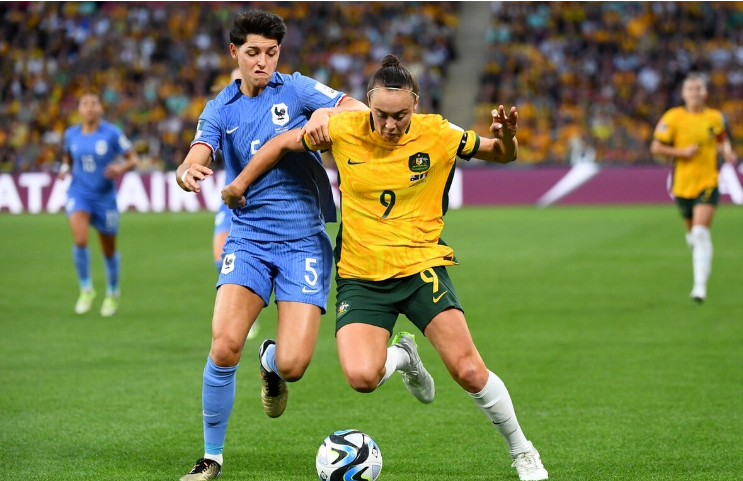 法国羽毛球队鏖战韩国羽毛球队，辛杜绝境逆转