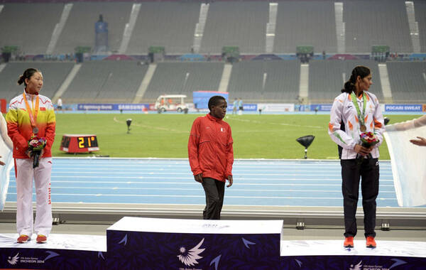 乌克兰田径选手一路领先勇夺金牌